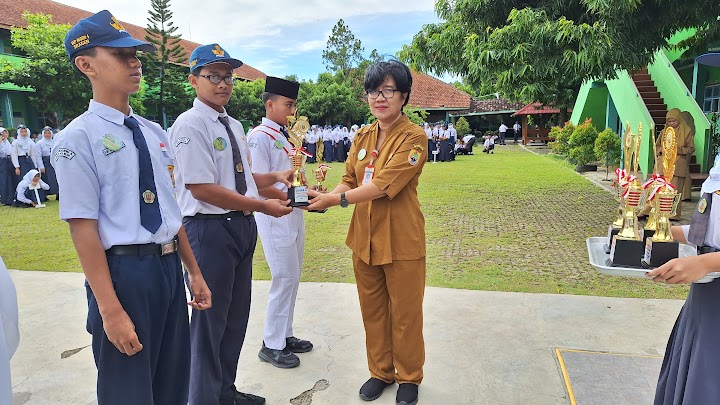 Penyerahan hadiah kepada siswa SMP Negeri 5 Sragen