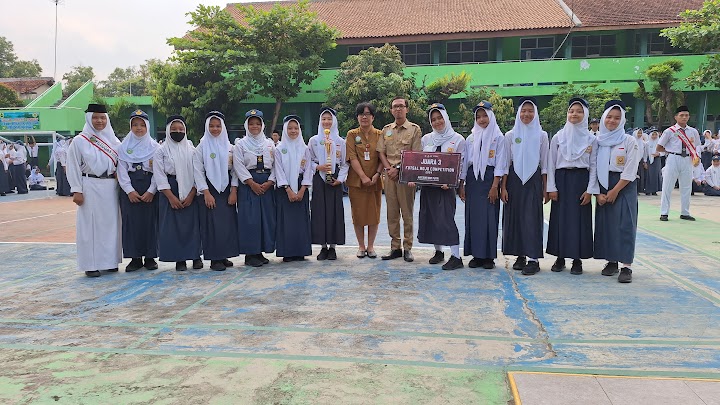 Penyerahan piala prestasi siswa