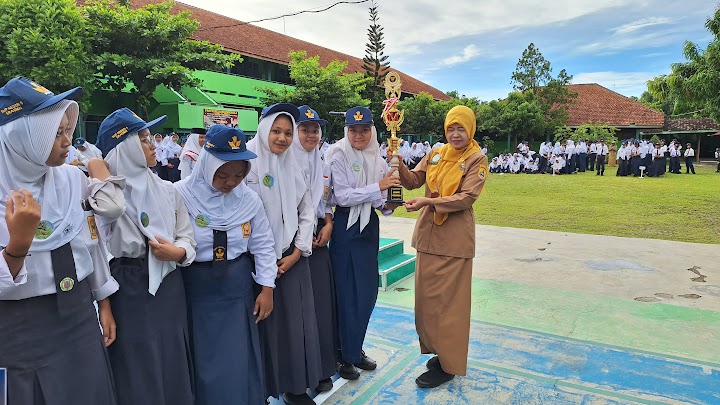 Penyerahan Hadiah dan Prestasi Siswa